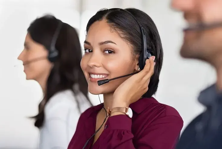 Friendly female agent delivering professional call center service with headset, symbolizing personalized and multilingual customer support.