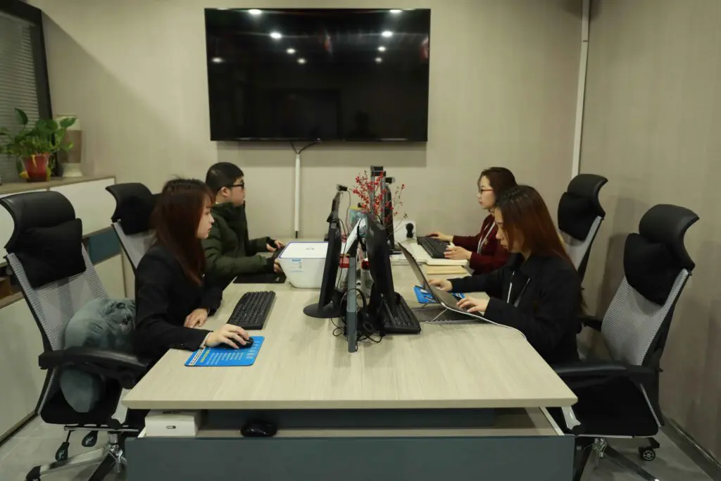 trilingual virtual assistants