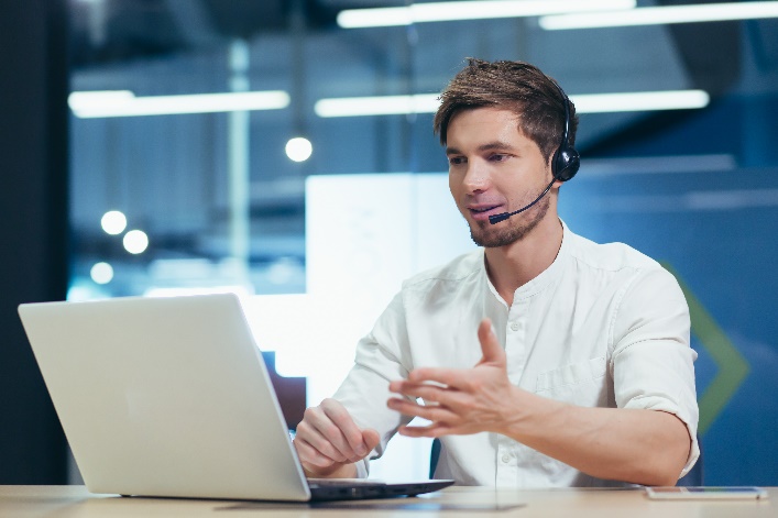 A tier 1 help desk technician for a Big Tech company provides smooth, quick turnarounds when it comes to high live chat contact volume, ensuring that help desk KPI are met while he offers valuable solutions to his brand’s customers.