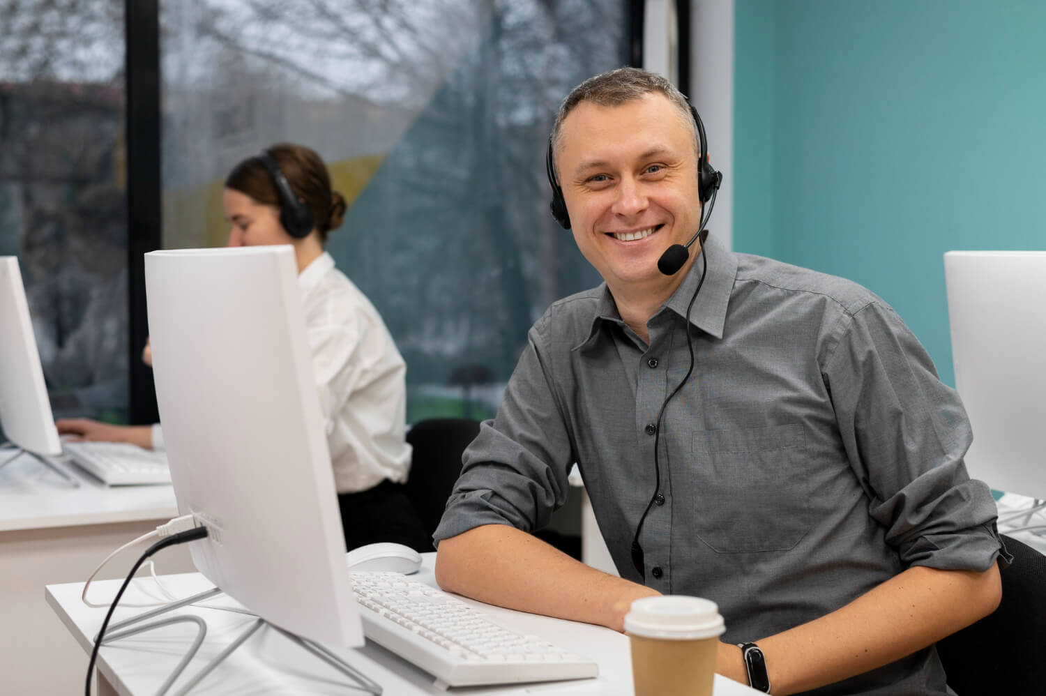 A smiling outsourcing Germany troubleshooting support rep provides stellar technical support for a go-global business expanding their tech support solutions to the German sales market.