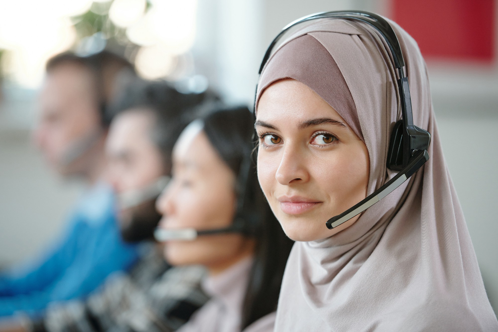 This picture demonstrates Moroccan customer service reps from an outsourcing Morocco call center smiling for the camera as they demonstrate superb pre-sale and during-sale customer support for big fashion company that specifically caters to French & English speaking customers.